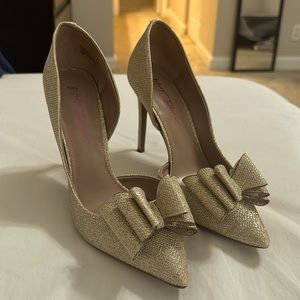 Betsey Johnson Glittered pump d'Orsay with layered bow at pointed toe.